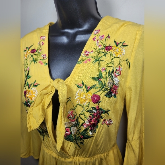 Peach Love California Embroidered Floral Romper sz S - Picture 2 of 9